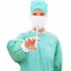 En realidad, cura. Es médico; más concretamente, neurocirujano.