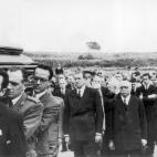 El funeral de su hermano, Alfonso de Borb&oacute;n, enterrado el 31 de marzo de 1956 en el cementerio de Cascaes (Portugal). Muri&oacute; por un disparo accidental cuando ambos jugaban con un arma.