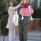 A la salida de la clínica tras el nacimiento de su hermana Sofía, en mayo de 2007