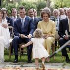 Jugando durante el bautizo de su hermana Sofía, en julio de 2007