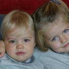 Con su hermana Sofía en las navidades de 2008