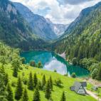 Las monta&ntilde;as de Zabljak, un pueblo del norte de Montenegro, en la regi&oacute;n monta&ntilde;osa de Durmitor, son destino de invierno y verano. En &eacute;poca de fr&iacute;o las laderas se cubren de nieve, y en los meses m&aacute;s c&aac...