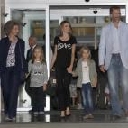 A la salida de la clínica Quirón tras visitar al rey, en noviembre de 2013