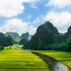 Ninh Binh se conoce tambi&eacute;n como la &ldquo;bah&iacute;a terrestre de Ha Long&rdquo;, ya que la densa vegetaci&oacute;n que rodea la ciudad emerge de la tierra y no del agua. Se presenta como un lugar ideal para escaparse desde la bu...