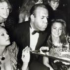 Julio Iglesias junto a la actriz &Uacute;rsula Andr&eacute;s.