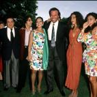 Iglesias junto a la familia Flores.