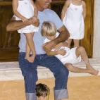 Julio con los hijos junto a Miranda.