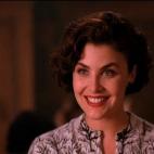 Papel en la serie: Era la hija del dueño del hotel y del almacén. Se enamora del agente Cooper, el del CSI. Edad en 1990: 25 años