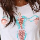 Sobre nuestro &uacute;tero mandamos nosotras. En Dazey LA lo tienen claro y han dise&ntilde;ado esta camiseta que tambi&eacute;n sirve para recaudar fondos para Planed Parenthood. Puedes hacerte con ella por 48 d&oacute;lares.