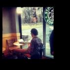 No hay nada más "quiero ser hipster" que pasearte en una cadena de cafeterías con una máquina de escribir. Más hipster que el último MacBook