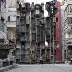 Tres autobúses usados como parapeto ante las bombas en la ciudad de Alepo, en marzo de 2015.