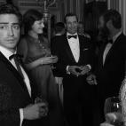 Michael Ginsberg (Ben Feldman), Joan Harris (Christina Hendricks), Don Draper (Jon Hamm) y Stan Rizzo (Jay R. Ferguson)