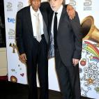 El músico Bebo Valdés junto al director de cine Fernando Trueba, durante la XIV Edición de los Premios de la Música, en 2010.