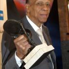 Valdés sostiene su premio en la X Edición de los premios José María Forqué de 2005.