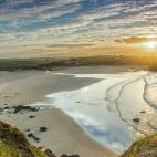 Est&aacute; ubicada entre Castropol y Tapia de Casariego. Se trata de una playa de 600 metros de longitud, entre los acantilados de La Robaleira y Punta del Cono. Lo que m&aacute;s llama la atenci&oacute;n de ella es que tiene forma de...