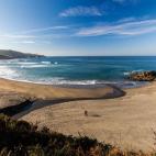 Declarada Monumento Natural, est&aacute; muy cerca del pueblo de Puerto de Vega. Esta gran playa se encuentra en la desembocadura de un arroyo y en sus dunas crecen y viven diferentes especies naturales protegidas o en peligro de extin...