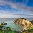 Dicen que es uno de los rincones m&aacute;s bellos de Asturias porque aqu&iacute; el mar apacigua su bravura, entre acantilados e islotes. Tiene m&aacute;s de 500 metros de playa y apenas tiene arenal. Aunque es una zona virgen es un lugar muy v...