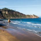 Son sus grandes rocas delimitando el arenal lo que confiere a esta playa un espectacular aspecto. Es una de las m&aacute;s concurridas de la zona y tiene todas las comodidades posibles. Es perfecta en oto&ntilde;o y primavera para senderistas pu...