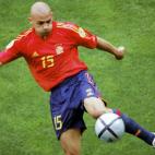 El lateral Raúl Bravo, sin equipo actualmente tras dejar el Aris de Salónica, fue internacional 14 veces con la selección española cuando militaba en el Real Madrid y llegó a participar en la Eurocopa de 2004. (Foto: Francois Xavier Marit /...