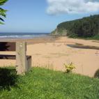 A simple vista, se trata de uno m&aacute;s de los bonitos arenales dorados que pueblan la costa asturiana... Pero hay algo que convierte a este playa en especial: sus huellas de dinosaurio. De este arenal, surge una senda cerca de...