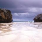 Est&aacute; situada en la desembocadura del r&iacute;o Cuevas. Se trata de un lugar de extrema belleza por las cuevas y t&uacute;neles que el mar ha dejado al descubierto en las rocas que la rodean. Aunque el ba&ntilde;o en ella no es peligroso,...