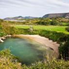 Esta es una playa muy especial: no tiene salida directa al mar y el agua del Cant&aacute;brico se cuela entre los acantilados. Apenas llega a los 50 metros de longitud pero resulta especialmente bonita. Ha sido declarada Monumento Natural.