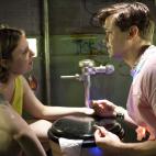 Para terminar de arreglar ese sindios, acaba la noche con una camiseta calada amarillo chillón.