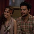 La novia de Charlie con un extraño cintillo tribal.