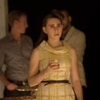 Shoshanna con un donut o algo así a un lado de la cabeza.