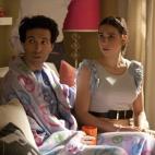 Ray supercómodo con la bata de Shoshanna.