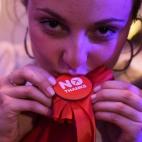 Una partidaria de la campaña del 'No' besa una chapa tras conocer los resultados