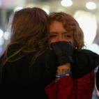 Dos partidarias del 'sí' lloran junto al Parlamento escocés