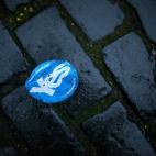 Una pegatina del 'sí', tirada en el suelo