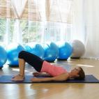 El despegue de la pelvis desde el suelo es un movimiento básico con innumerables beneficios: moviliza toda la columna, prepara al cuerpo para otros ejercicios, aumenta la conciencia corporal y otorga protagonismo al powerhouse. Además, nos ayu...