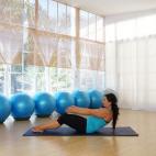 Activa la musculatura profunda y estabilizadora del abdomen. Es un ejercicio muy completo porque su ejecución implica todo el cuerpo, estira toda la cadena posterior de la espalda y las piernas. Perfecto para tener como referencia en nuestra e...