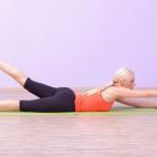 Estira y fortalece los músculos extensores de la columna, mejora la estabilidad del tronco, potencia la coordinación de movimientos, controla los flexores del hombro y los extensores de la cadera… ¿Qué más se puede pedir?