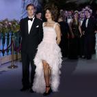 Con esa soltura y ese mirar desde arriba llega uno al Baile de la Rosa cuando se es miembro de la familia real de Mónaco.