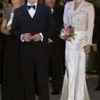 Alberto II junto a su esposa, la ex nadadora olímpica sudafricana Charlene, que acompañó su vestido de gala con esta dudosa cazadora de motorista color beige.