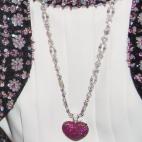 Carolina de Hannover, que tuvo a su primer nieto el 21 de marzo, lucía este amoroso colgante rosa.