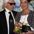 Tiene el ceño fruncido, y sin embargo, está mirando a una de las mujeres más elegantes y guapas de Europa. ¿Por qué, Karl?