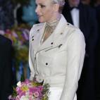 Charlene, la esposa de Alberto II, a su llegada al baile.