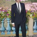 Emanuele Filiberto Di Savoia con un mural que recrea un florido Mónaco de fondo.