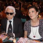 Carolina durante el banquete junto a Karl Lagerfeld, director del baile.