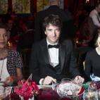 Si a la derecha Carolina tenía a Lagerfeld, a su izquierda se sentó el multimillonario francés Antoine Arnault, director general de la marca Louis Vuitton y administrador del grupo LVMH. Junto a él, su esposa, la actriz y modelo rusa Natali...