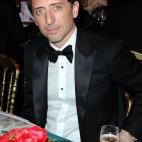 Gad Elmaleh, el novio de Carlota Casiraghi, compensa el esmoquin con una barba de dos o tres días. Nos parece bien. Muy bien, incluso.
