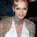 La esposa de Alberto II ocultaba estas hombreras y cuello de pedrería bajo la cazadora de cuero. No estamos seguros de qué nos disgusta más.