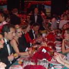 El novio de Carlota, con un dado en la mano, mira a la condesa, que tiene en enfrente, encantada de la vida con lo que quiera que le esté contando. La joven Carlota apoya la cabeza en la mano, derretida ante tanto ingenio.