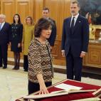 La vicepresidenta primera del Gobierno, ministra de Presidencia, Relaciones con las Cortes y Memoria Democr&aacute;tica, jura o promete su cargo ante el rey Felipe VI en el acto de toma de posesi&oacute;n, en el que presidente del Gobierno, Pedr...