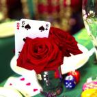 Juegos de azar y rosas por si alguno de los asistentes se siente desorientado.