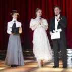 En el escenario, la modelo Cara Delevingne y el presentador francés Stephane Bern amenizan la gala.